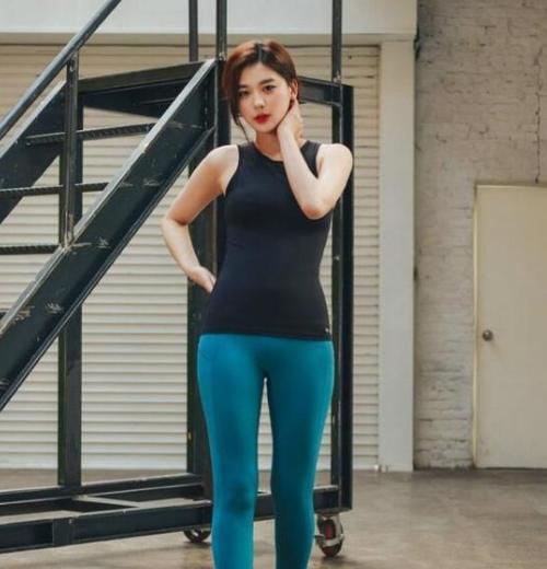 完美的打底裤美女，身材曼妙女神范十足,吸引无数路人!