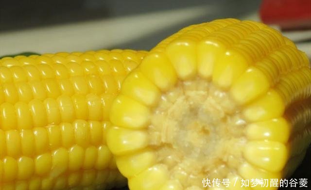  【香甜】水煮玉米别只用清水了，多加“2样”东西，煮熟的玉米香甜又软糯！
