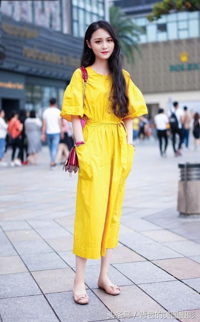 街拍路人，小姐姐白色T恤搭配紫色瑜伽裤，具有一股青春的活力