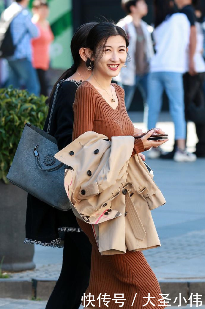  美女：美女街拍：美女有一双好看的“月牙眼”，特别是当美女笑起来！