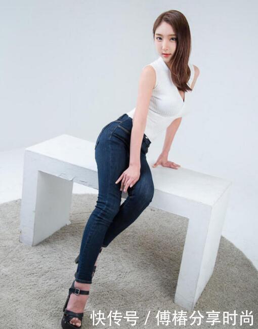 街拍美女：街头的都是身穿热裤小姐姐，满满都是大白腿！!