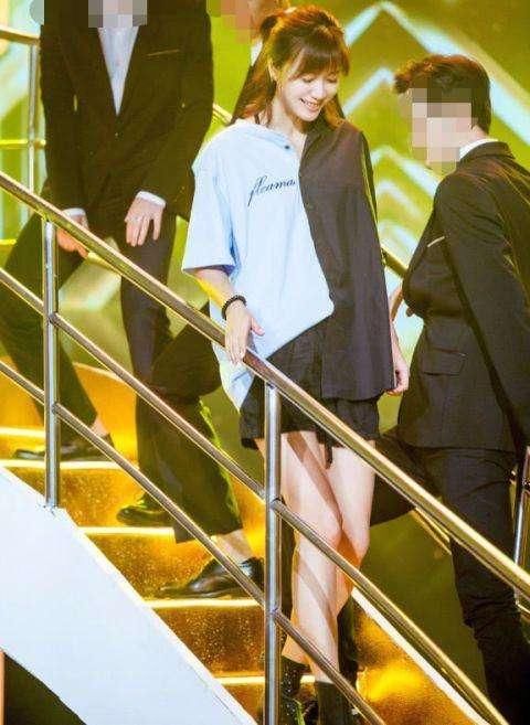 徐静蕾这是成精了吧，44岁像20岁，穿超短裤大秀青春活力！