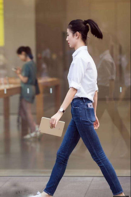 夏季紧身裤也能穿出纤细双腿曲线，有了它又不乏女性的灵动气质