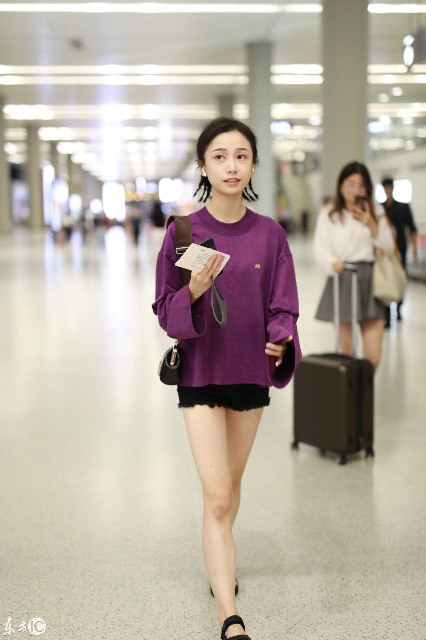 姜梓新穿紫色卫衣搭配黑短裤现身机场,皮肤白皙面带微笑大秀美腿