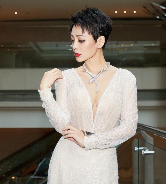 宁静霸气现身，御姐范十足，但豹纹高跟鞋却丑爆了！