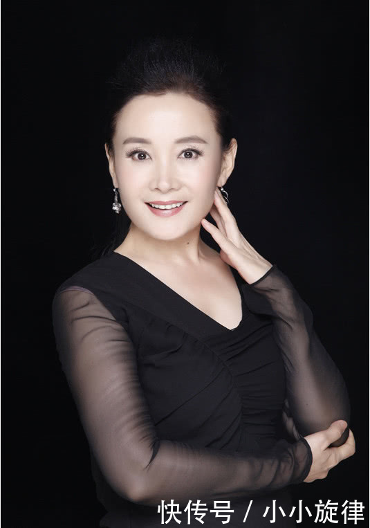 和圈内老公恩爱18年，42岁为老公高龄产子，56岁美得没话说