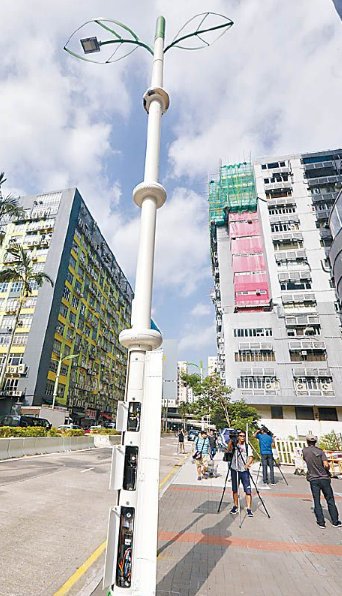 缺德！怀疑路灯能识别身份 香港黑衣人用电锯毁坏