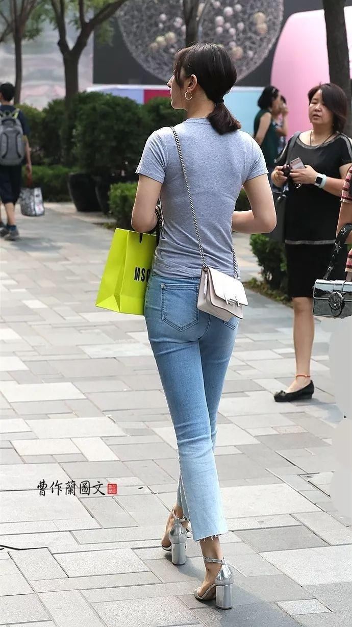 街拍:凸显好身材曲线的牛仔裤美女