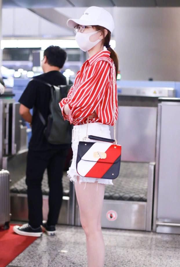 江疏影夏天的短裤都换上了，却还穿着长袜，这才是显腿长的秘诀