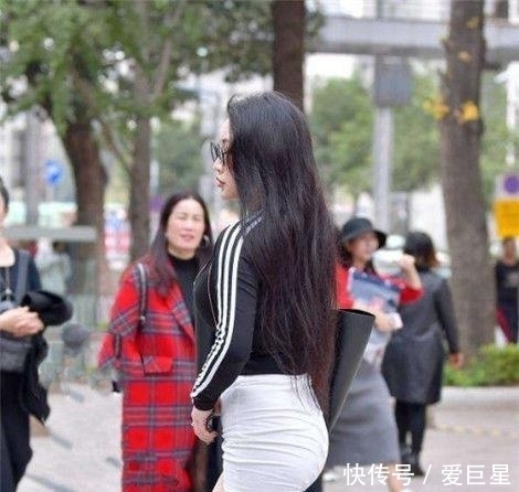  『别具一格』年轻美女街拍：风格独特的美女，感受别具一格的美