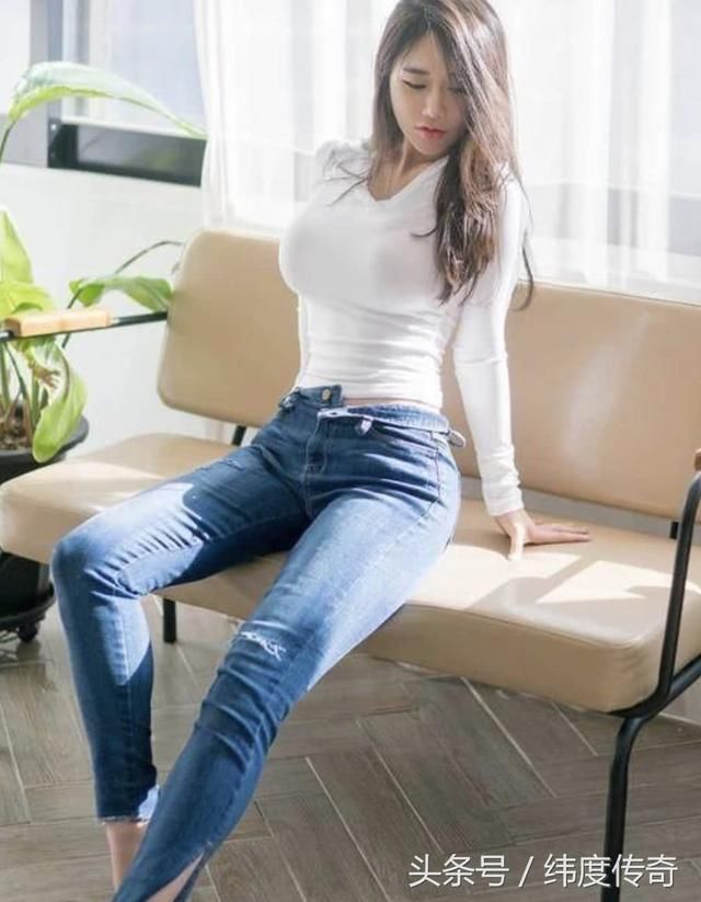 时装搭配，紧身牛仔裤简约不简单，清新自然引领潮流