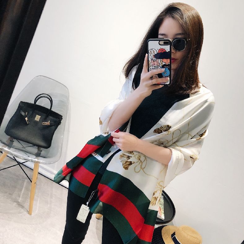 别再穿风衣外套了，今秋流行的是这几款披肩外套，美的我都不想脱