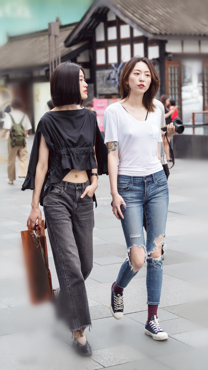 成都街拍，清新时尚的牛仔裤美女，尽显成熟女人味，让人一眼难忘