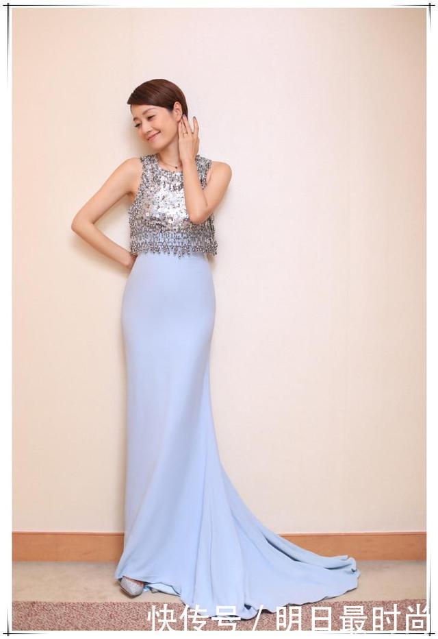 马伊琍一袭蓝色长裙现身，没整过的脸看着就是高级啊
