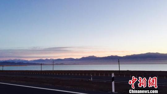 柴达木盆地小柴旦湖面持续扩大 逼近周边公路