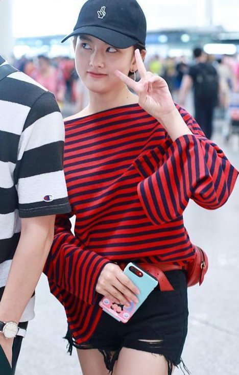 当佟丽娅与宋祖儿同穿短裤秀腿，网友:这真的够嫩的!