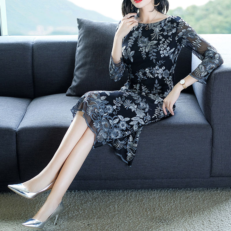 我51岁了，今秋特爱穿这款高贵秋裙，时髦又不失高贵，当真美