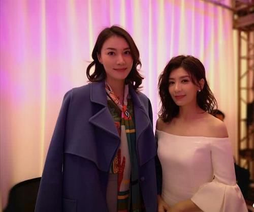  【身穿】谢杏芳身穿蓝色大衣配阔腿裤，成熟大气，178cm高挑身材不输超模