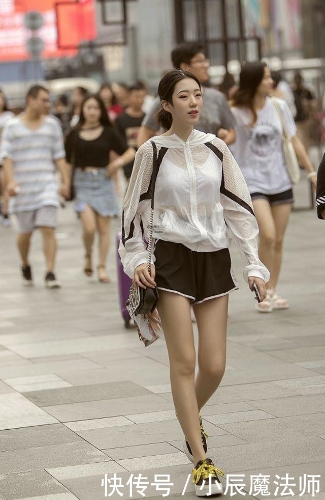 『小姐姐』路人街拍,帅气的牛仔服搭配浅蓝色瑜伽裤,打造出美丽的线条感