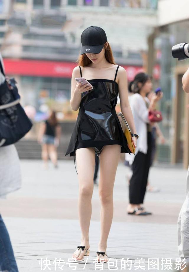 路人街拍，小姐姐身穿白色短袖，非常好看简约，凸显女人魅力格调