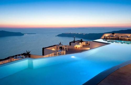 全世界最神奇的泳池，人们穿着衣服进去，游一圈出来衣服还是干的