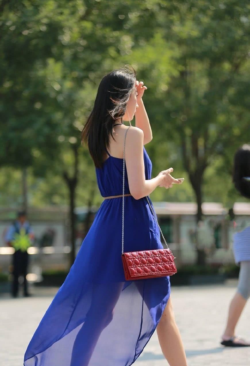 身穿蓝色吊带裙的高颜值美女，这气质堪称仙女了!