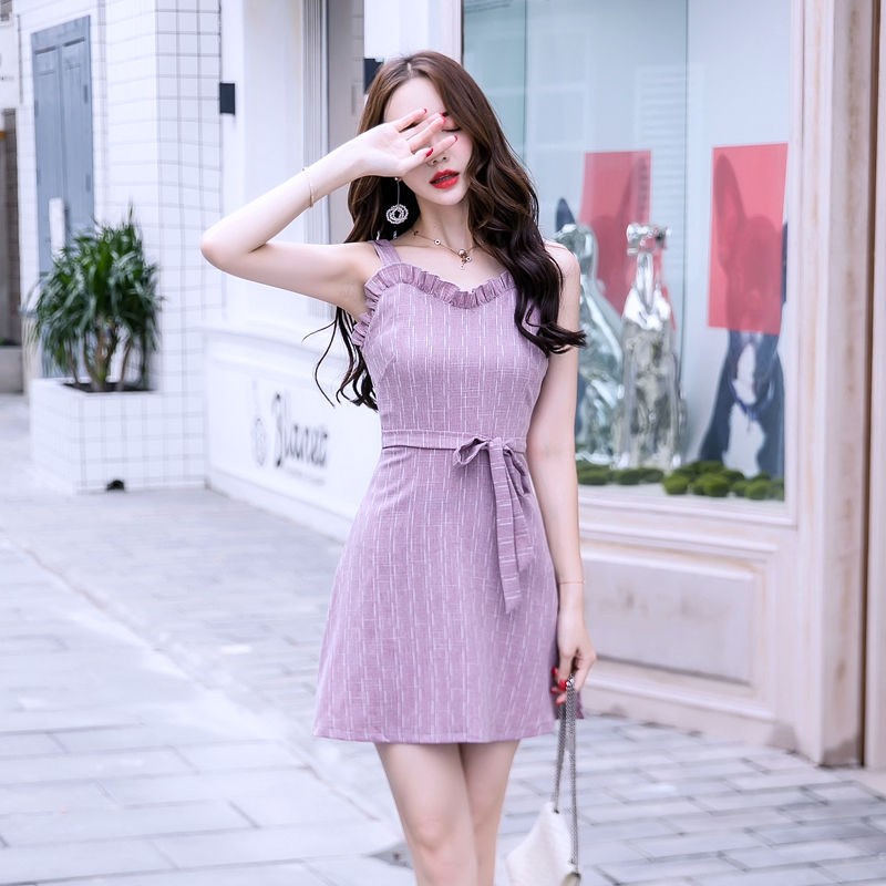 现在小姑娘太敢穿了，吊带露肩裙女人味十足，凸显苗条身姿