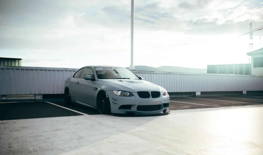  『姿态』低空飞行战舰灰宝马 E92 M3，姿态风格却难掩大佬气质