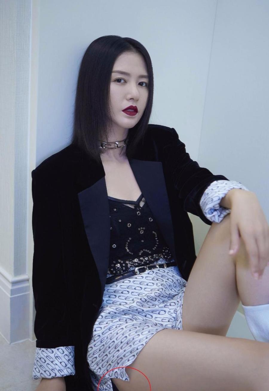 谭维维白色短裤是阔腿的, 两旁剪开小口子, 看上去更运动休闲