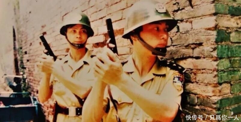 『警察队伍』凶恶的董雷逃跑以后,同伙石头,为何会继续留在出租房