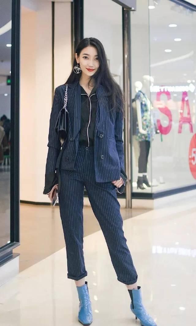 显得：美丽的长腿是这么迷人，高跟鞋搭配短裙