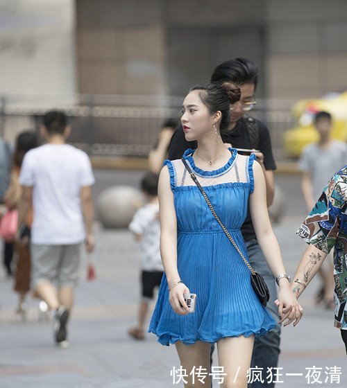 路人街拍，长相甜美的小姐姐穿紧身衣，身材前凸后翘，大长腿迷人