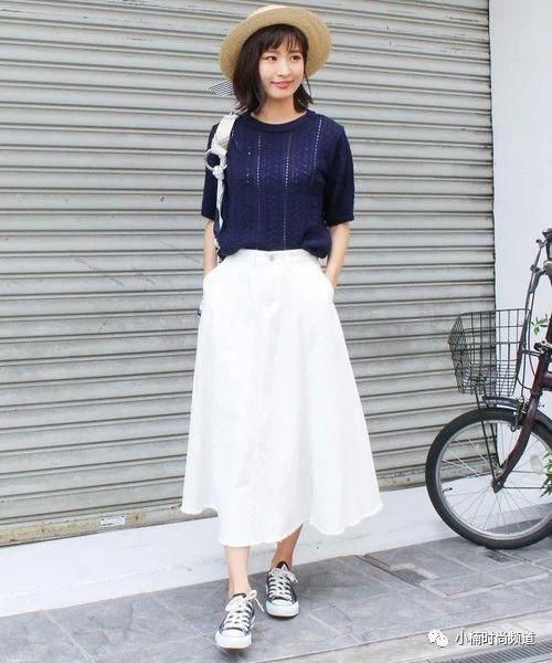 夏天就用白色系丹宁短裙打造成熟利落及休闲清爽穿搭！