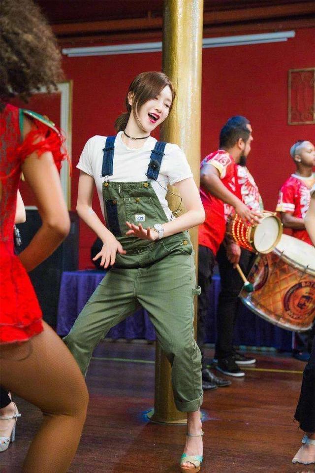 江疏影真敢穿，上身穿的就只能遮重点，网友：真好看