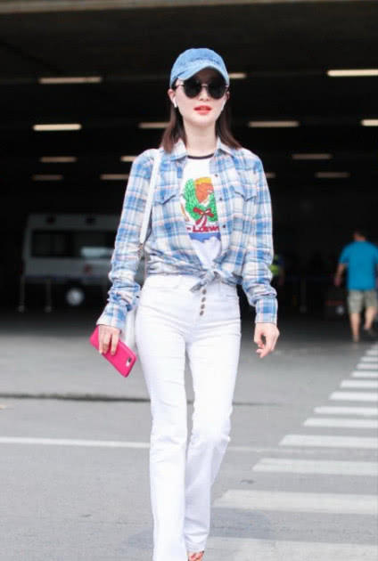 舒畅是真拼啊，裤子这么紧也不怕撑坏了，网友：这时尚我看不懂！