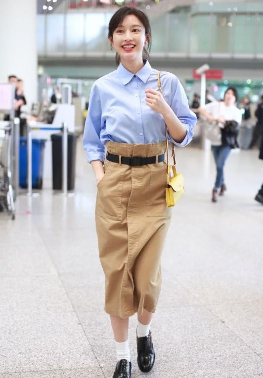 张俪穿吊带衫和白裙，瘦瘦高高没有一丝赘肉，衣品高的人就是任性