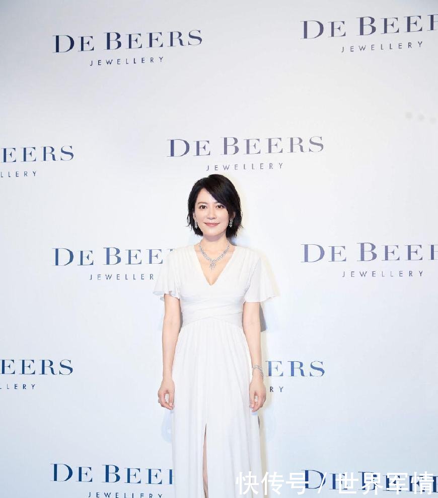 俞飞鸿红色皮衣“真空上阵”，表情高冷，网友：禁欲系女神