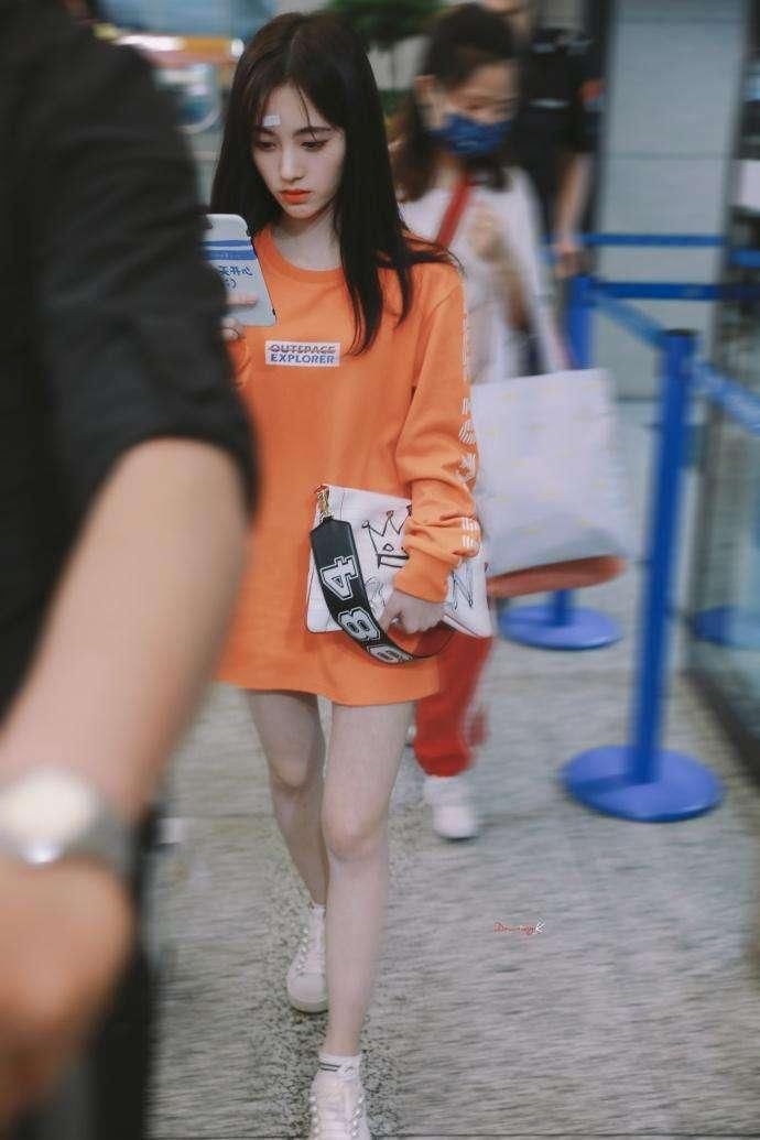 鞠婧祎这颜值厉害了，朴素的连身裙都能穿出高级感，关键还显腿长