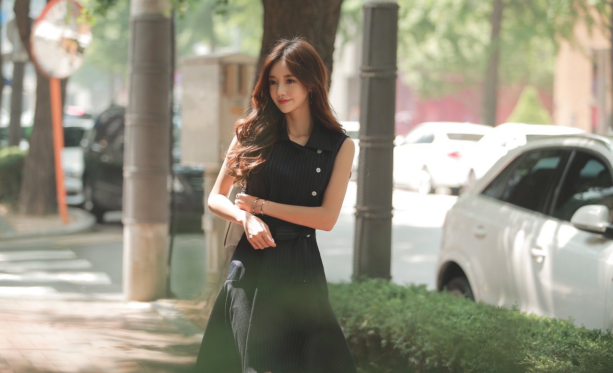 女神珠珠:黑咖啡愠色竖条不对称束腰裙