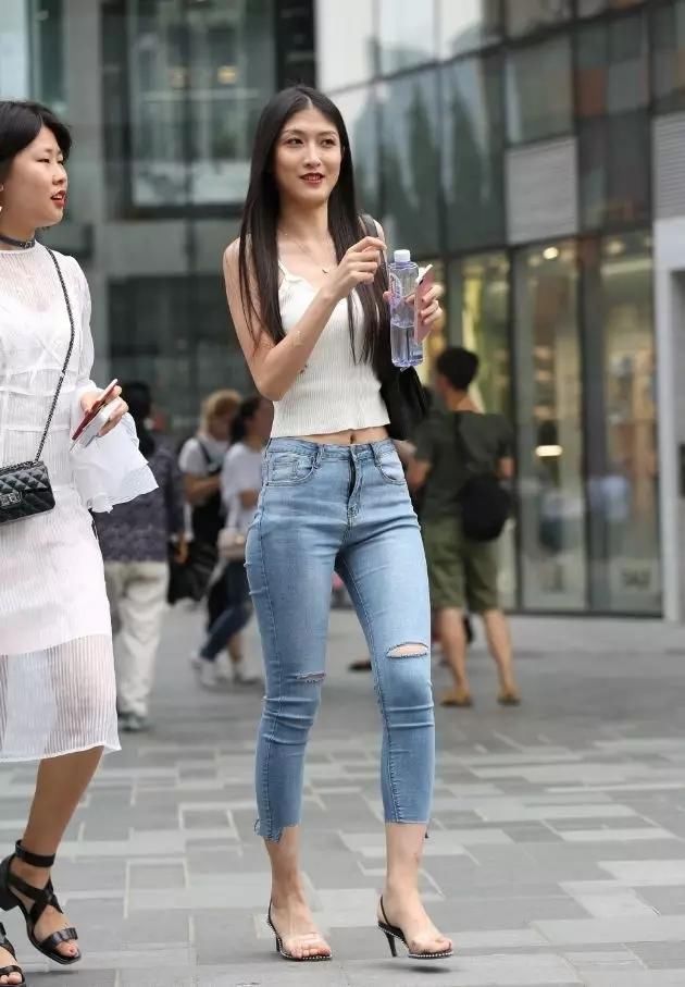 街拍:大长腿大高个美臀的牛仔长裤性感长发姐姐