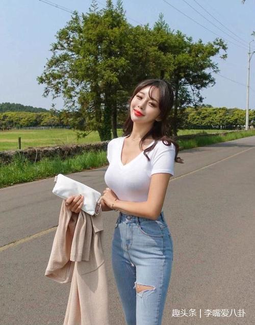 路人街拍，小个子美女穿短裙秀出迷人大长腿，这鞋子是败笔