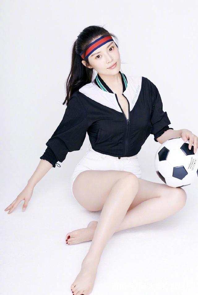 同是红裙套雨衣，当徐冬冬撞上秦岚，终于知道地摊和高级的区别！