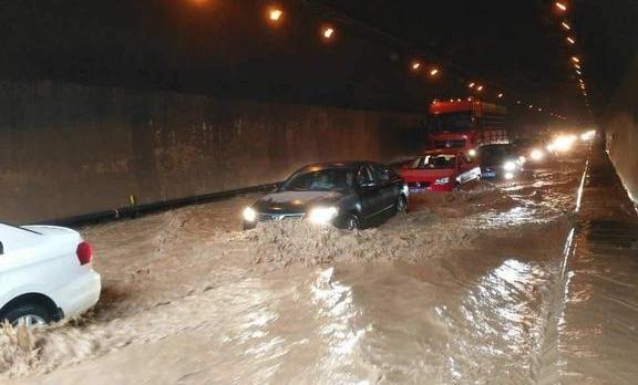跑高速突然下暴雨怎么办？老司机：记住这几点，没什么可怕的！