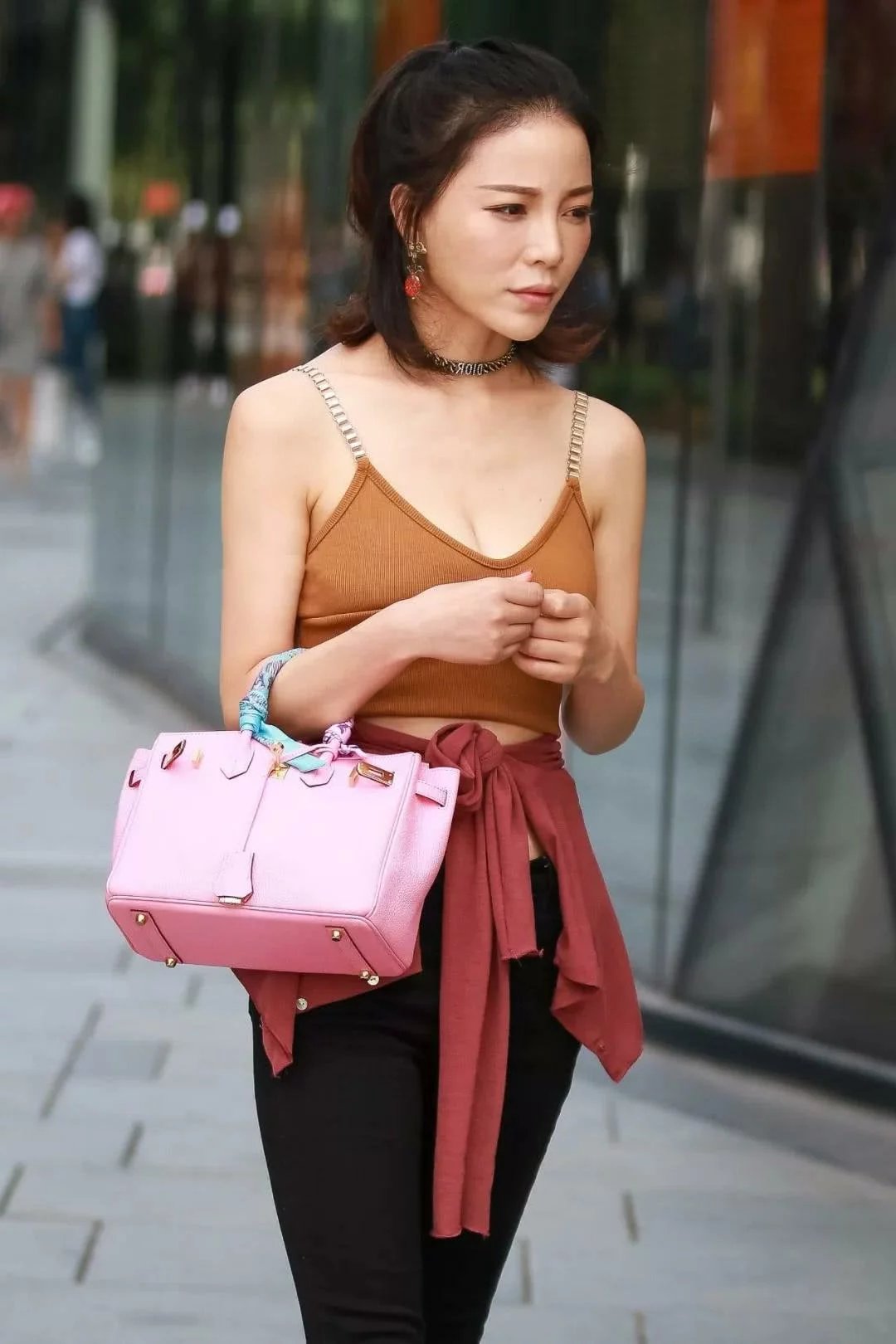 街拍气质小姐姐性感吊带装，展露出了她那性感的事业线