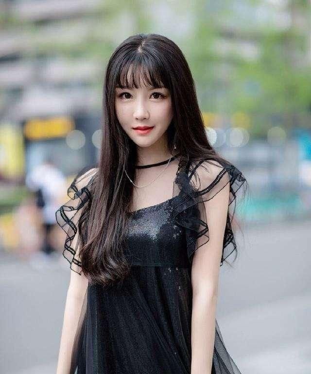 街拍：图二穿吊带裙，采用“网纱”的设计风格，真的很时尚！