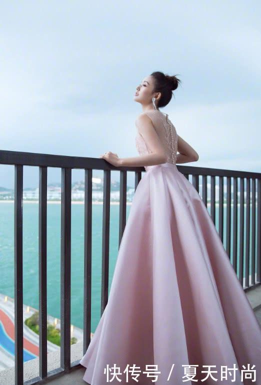 林允真厉害,在裤子上划了两道口子,瞬间腿长一米八也是绝了!