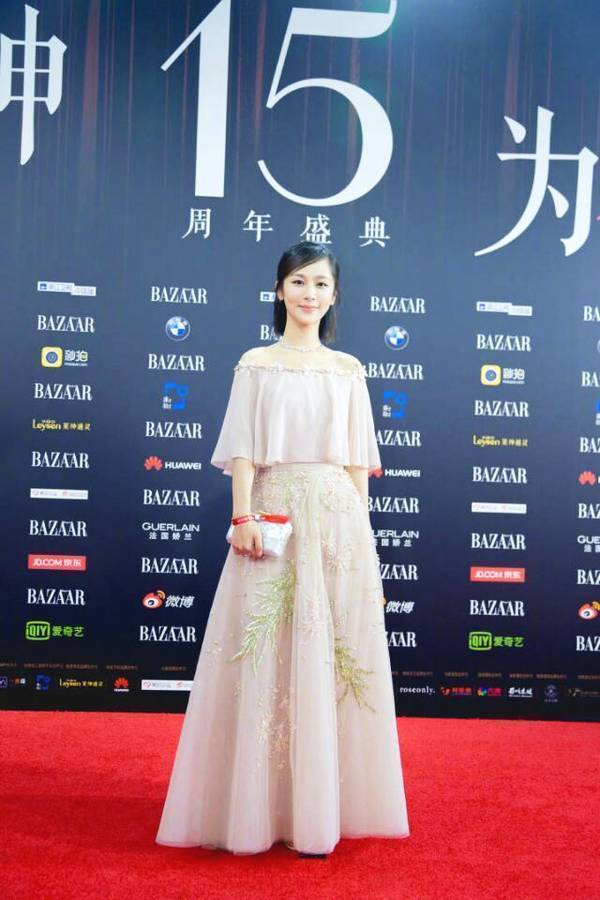 杨紫 又一波时尚“暴击”, 杨紫 芭莎慈善夜穿搭也太好看了吧！