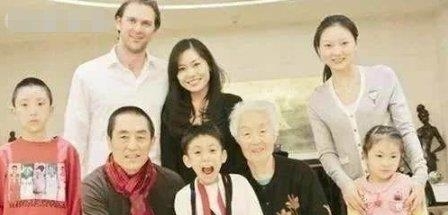  『张艺谋』69岁张艺谋全家福，儿女成堆，57岁岳母与娇妻傻傻分不清楚