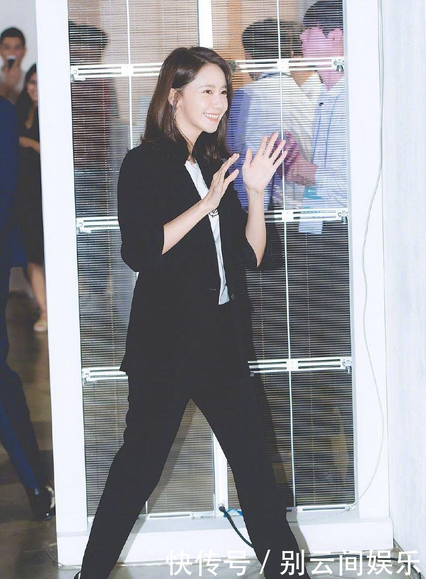 林允儿厉害了, 身穿一身黑西装出席活动, 低头看到她的脚, 我沉默