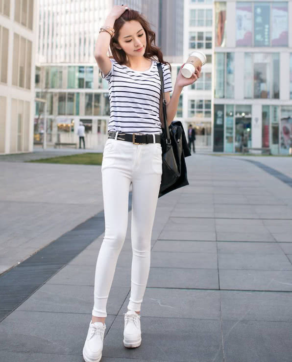 美女时尚又性感，这么瘦的紧身裤你都能穿进去，厉害了!